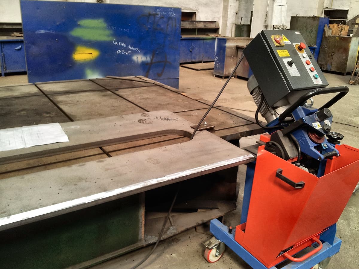 Bevelling a thick plate before welding